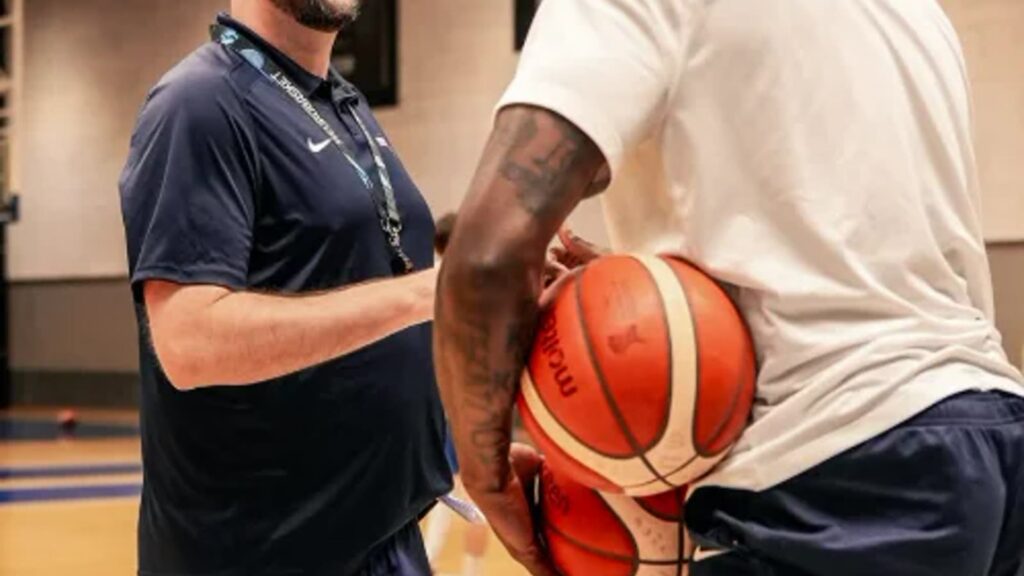 Marc Steutel with Great Britain players before the FIBA World Cup qualifier against Iceland.